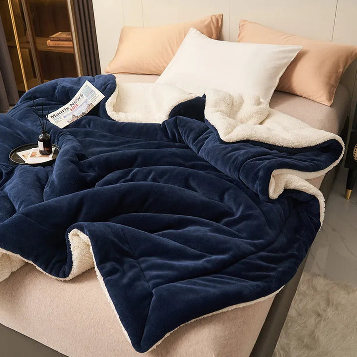Doppelseitige Kuscheldecke, weich & warm für Sofa & Bett. Gemütliches Wohnaccessoire aus Plüsch.