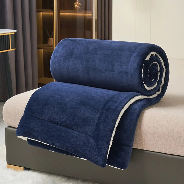 Türkisblaue, doppelseitige Kuscheldecke aus weichem Polyester. Perfekte, warme Heimtextilie für Sofa & Bett.