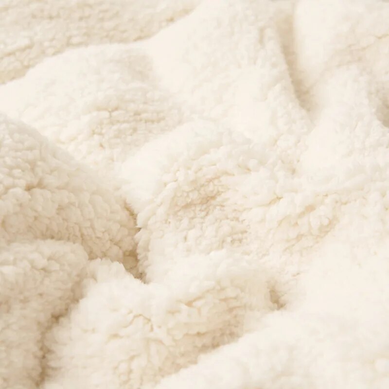 Hellgraue, doppelseitige Kuscheldecke aus weichem Polyester. Warm & gemütlich für Sofa, Bett oder als Wohnaccessoire.