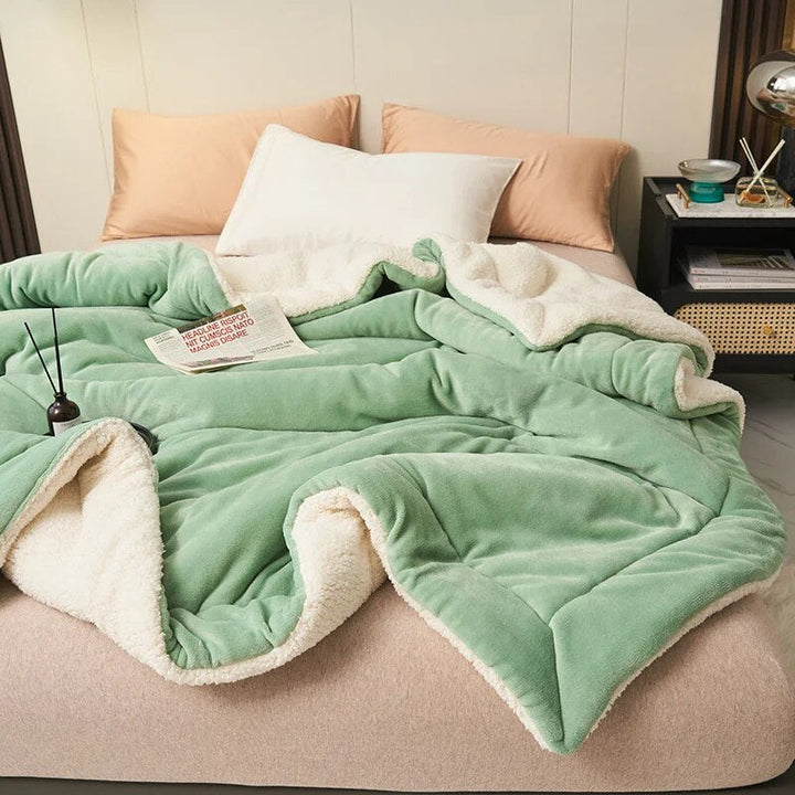 Doppelseitige Plüschdecke aus Polyester, weich & warm. Kuscheldecke für Sofa, Bett & gemütliche Momente.