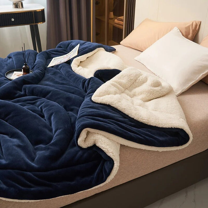 Vielseitige, weiche & warme doppelseitige Kuscheldecke. Stilvolles Wohnaccessoire für Sofa & Bett in Mintgrün.