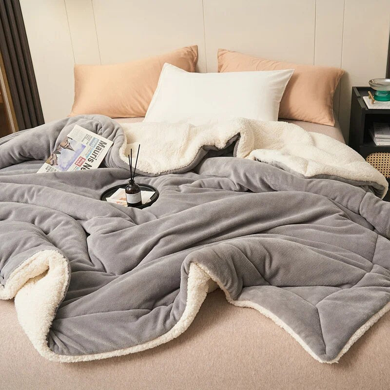 Warme & weiche doppelseitige Kuscheldecke in Hellgrau. Gemütliche Plüschdecke für Sofa & Bett.