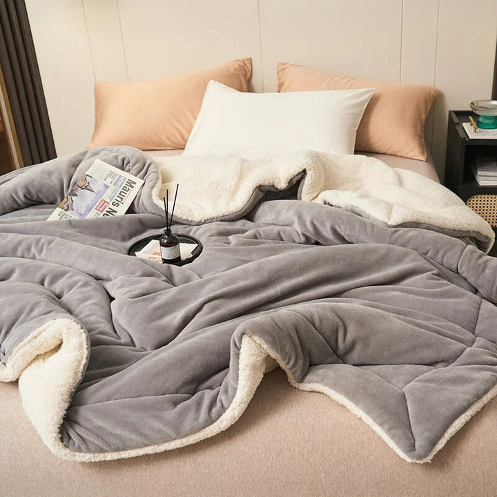 Warme & weiche doppelseitige Kuscheldecke in Hellgrau. Gemütliche Plüschdecke für Sofa & Bett.