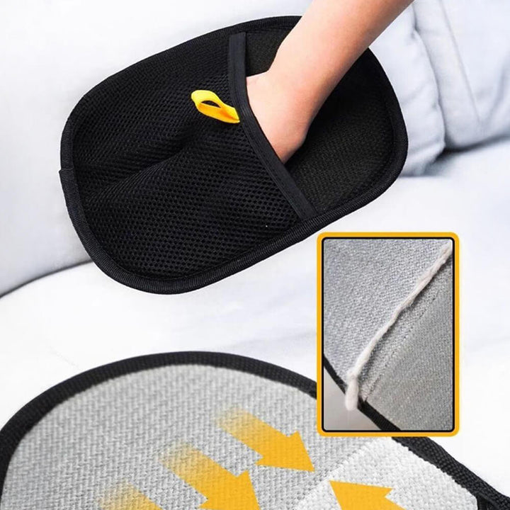 Nahaufnahme des schwarzen, doppelseitigen Tierhaar-Handschuhs mit spezieller Oberfläche für elektrostatische Haaraufnahme.