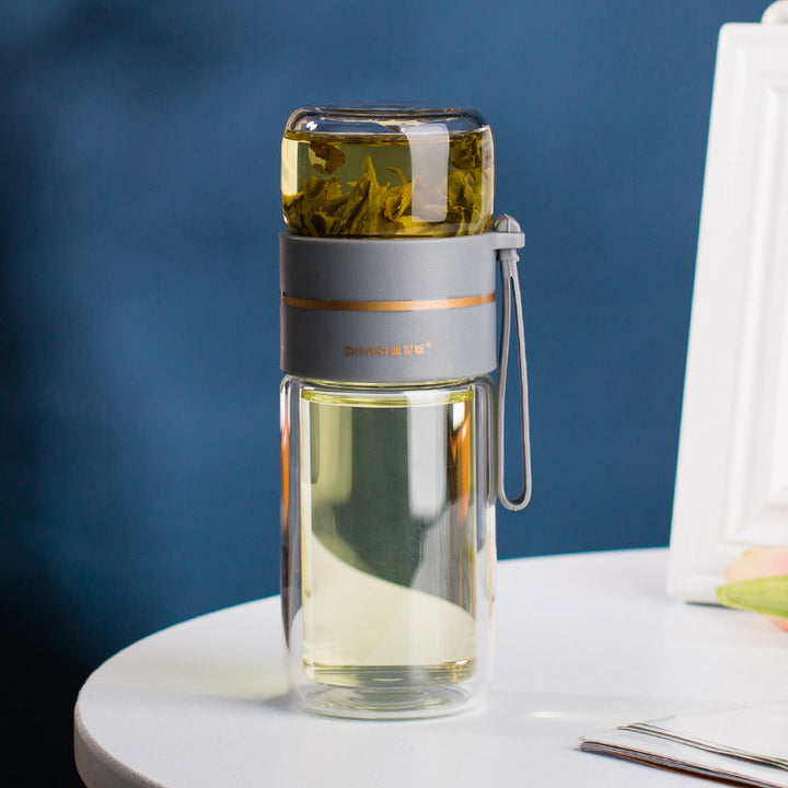 Minimalistische doppelwandige Teeflasche aus Glas mit feinem Sieb & praktischer Trageschlaufe.