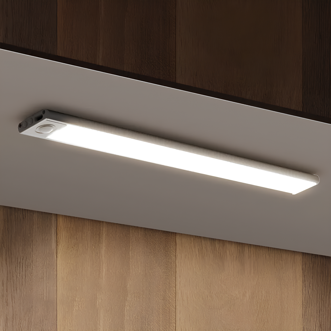 Wiederaufladbare LED Lichtleiste mit Sensor; energiesparende kabellose Beleuchtung für Zuhause.