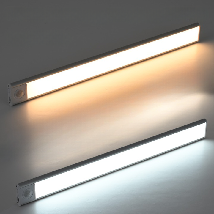 Wiederaufladbare LED Lichtleiste mit Bewegungsmelder; einfache Montage, ideal für Schränke & Flure.