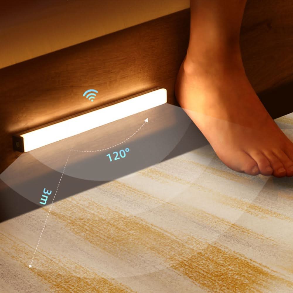 Schlanke LED-Küchenbeleuchtung mit Bewegungssensor, kabellos & USB-aufladbar, spendet helles Arbeitslicht.
