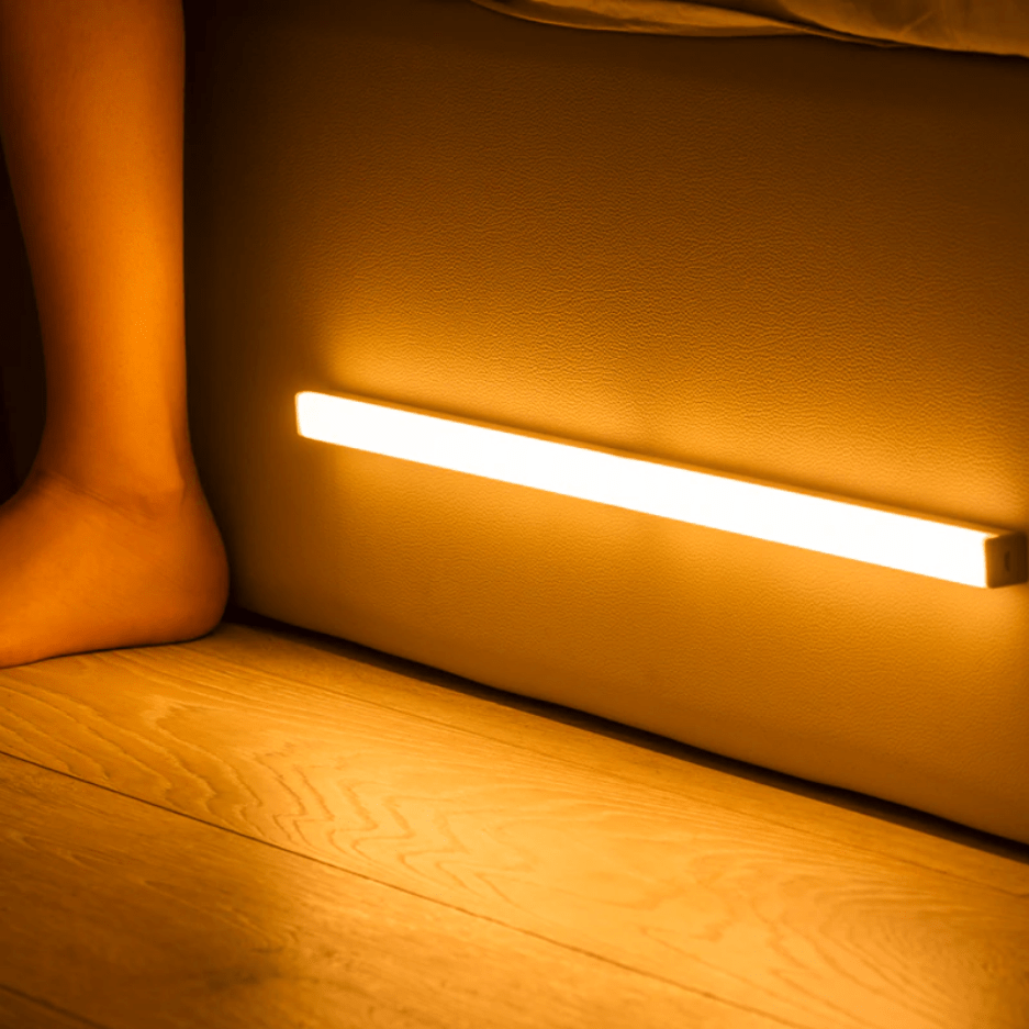 Praktisches LED-Garderobenlicht mit Bewegungssensor, drahtlos, sorgt für Überblick im Kleiderschrank.
