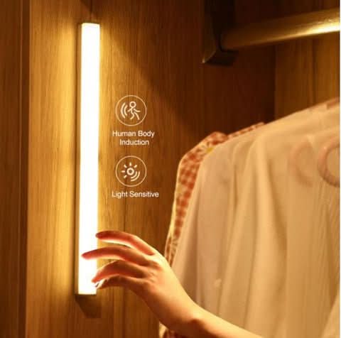 Vielseitige LED-Leuchte mit Bewegungssensor für Schränke, wahlweise warmweißes oder kaltweißes Licht.