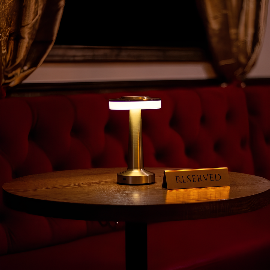 Goldene drahtlose Retro Nachttischlampe mit dimmbarer LED. Exklusives Stimmungslicht.