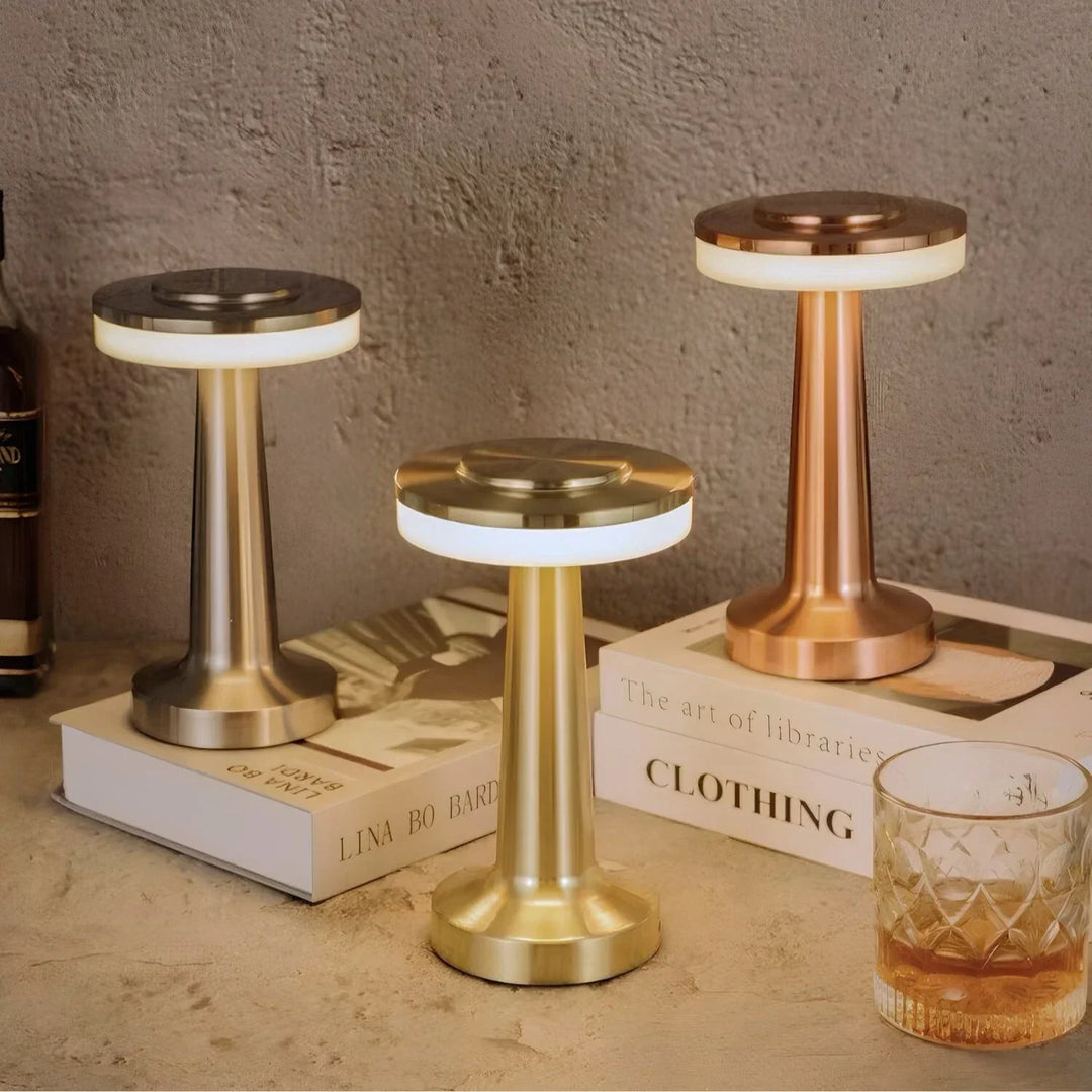 Roségoldene Retro Barbeleuchtung drahtlos. Dimmbare LED für elegantes Ambiente in Restaurants.