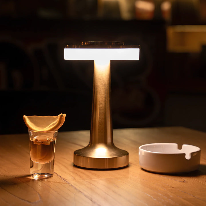Silberne dimmbare Retro Tischlampe drahtlos. Flexible Helligkeit für jede Stimmung.
