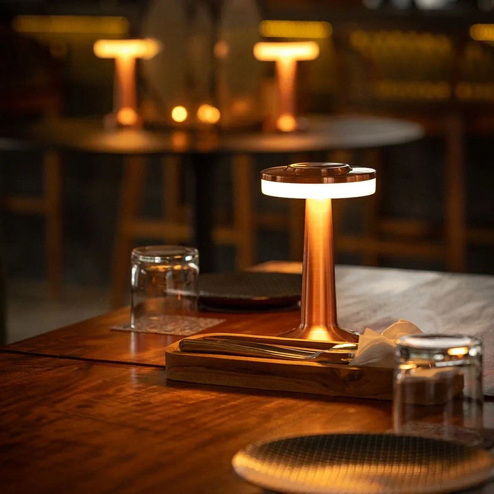 Goldene drahtlose Retro Tischlampe mit dimmbarer LED. Dekoratives Stimmungslicht.