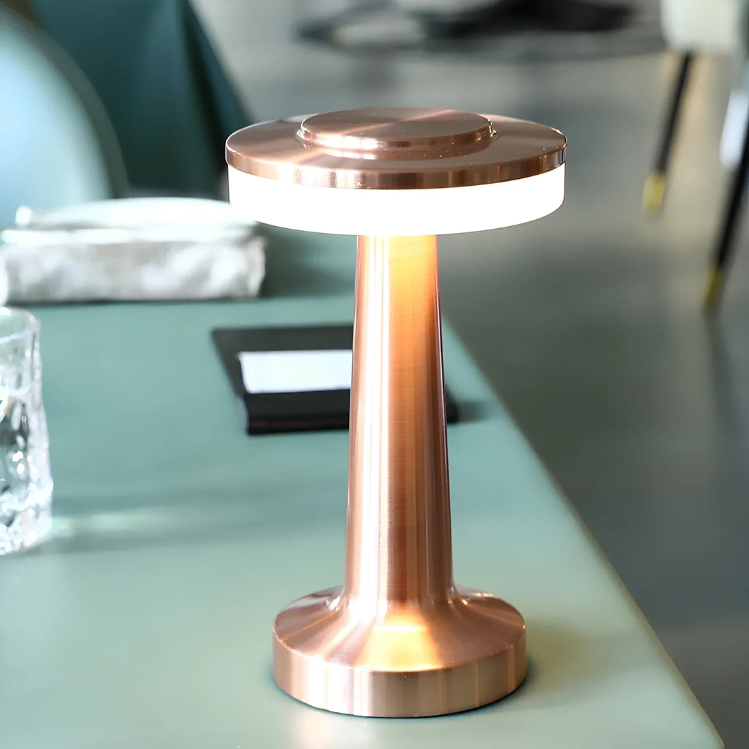 Goldene Retro Restaurantlampe drahtlos, dimmbare LED. Perfekt für stilvolle Gastronomie.