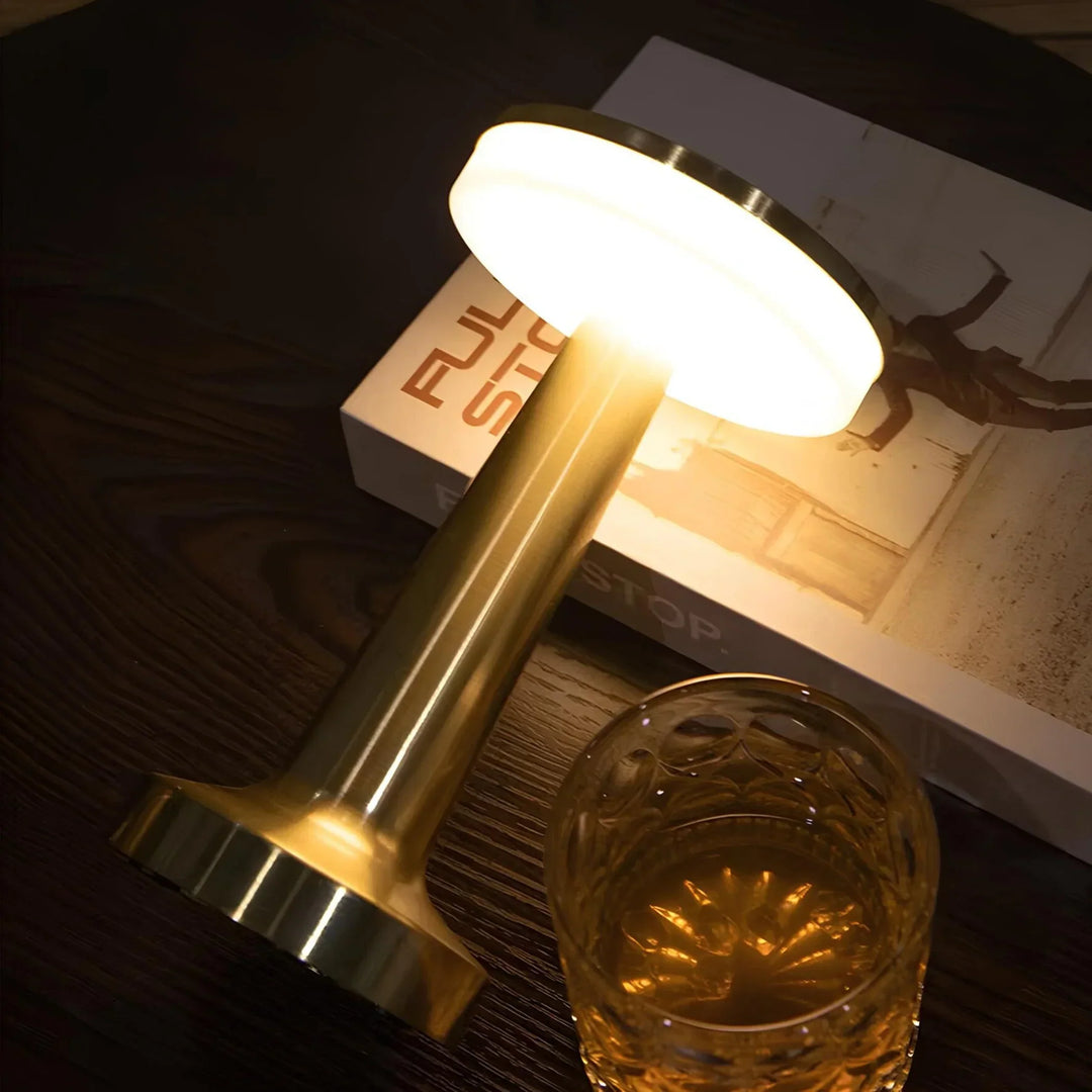 Silberne Retro Nachttischlampe drahtlos, dimmbare LED. Entspannendes Leselicht im Schlafzimmer.
