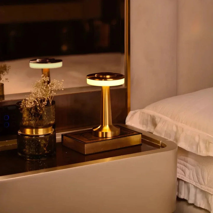 Roségoldene drahtlose Retro Tischlampe mit dimmbarer LED. Elegantes Ambiente für Ihr Zuhause.