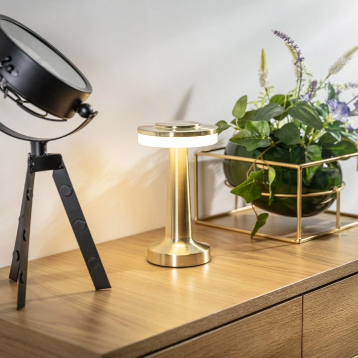 Silberne drahtlose Retro Tischlampe mit dimmbarer LED. Modernes dekoratives Licht.