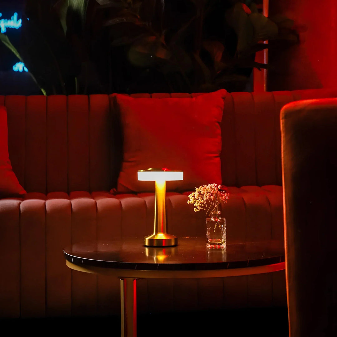 Schwarze drahtlose Retro Tischlampe mit dimmbarer LED. Minimalistisches Stimmungslicht.