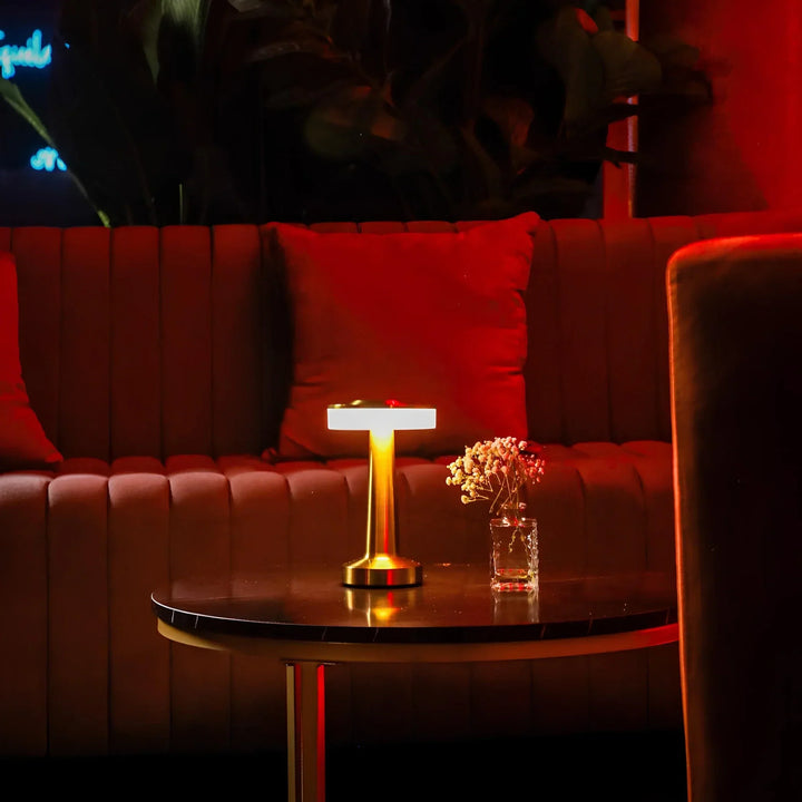 Schwarze drahtlose Retro Tischlampe mit dimmbarer LED. Minimalistisches Stimmungslicht.