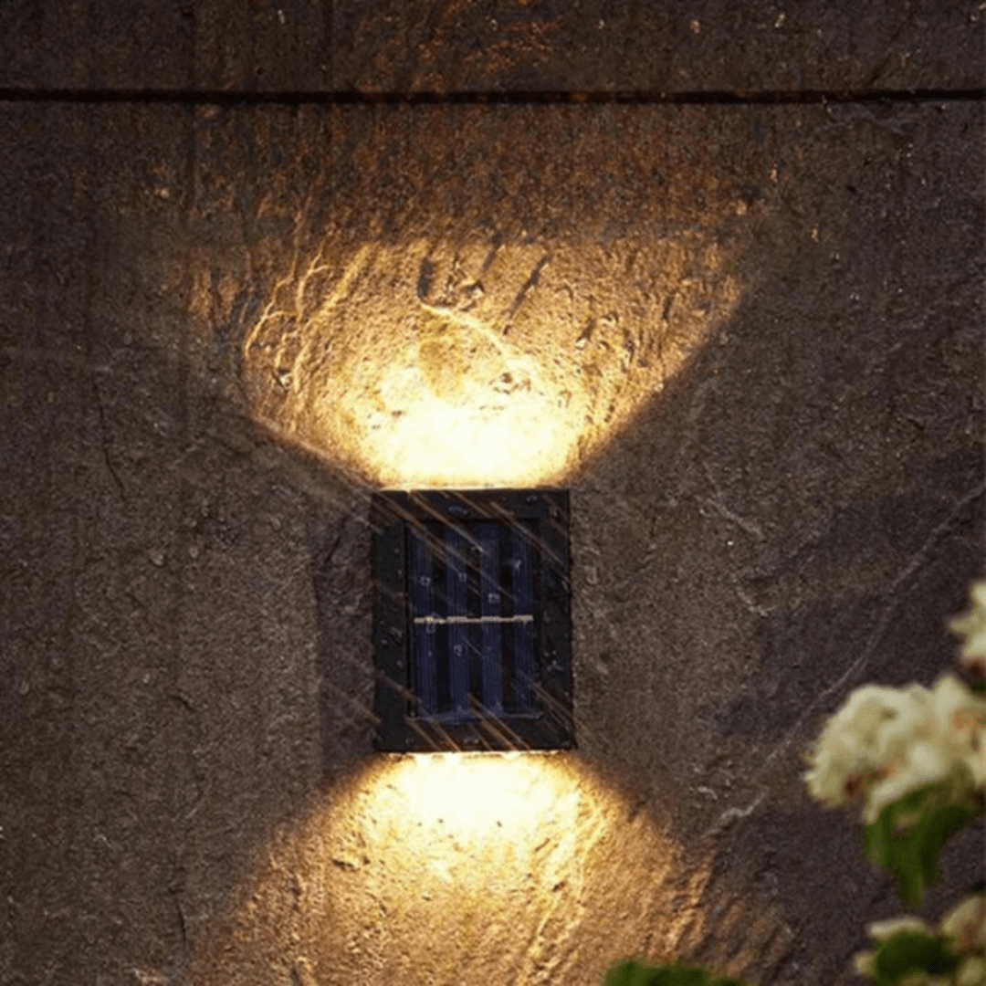 Set von Solar-LED-Gartenlichtern mit Dämmerungssensor, schafft stimmungsvolle Beleuchtung für Ihren Außenbereich.