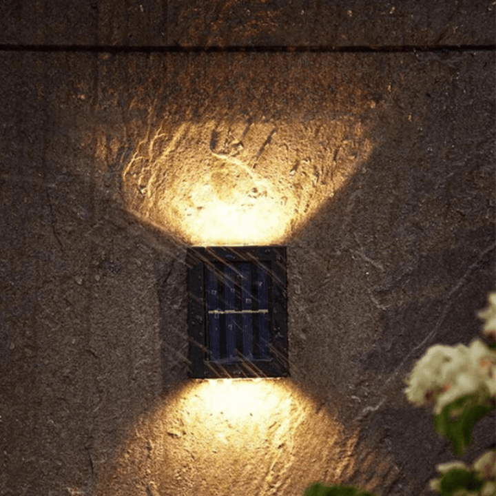 Set von Solar-LED-Gartenlichtern mit Dämmerungssensor, schafft stimmungsvolle Beleuchtung für Ihren Außenbereich.
