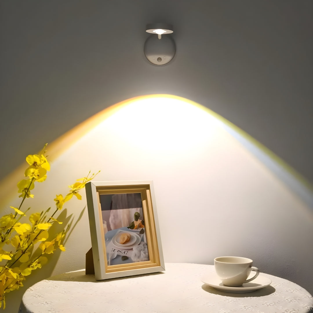 Kompakter, kabelloser LED Spot mit Touch-Steuerung, vielseitig einsetzbar als smartes Licht für jede Ecke im Haus.