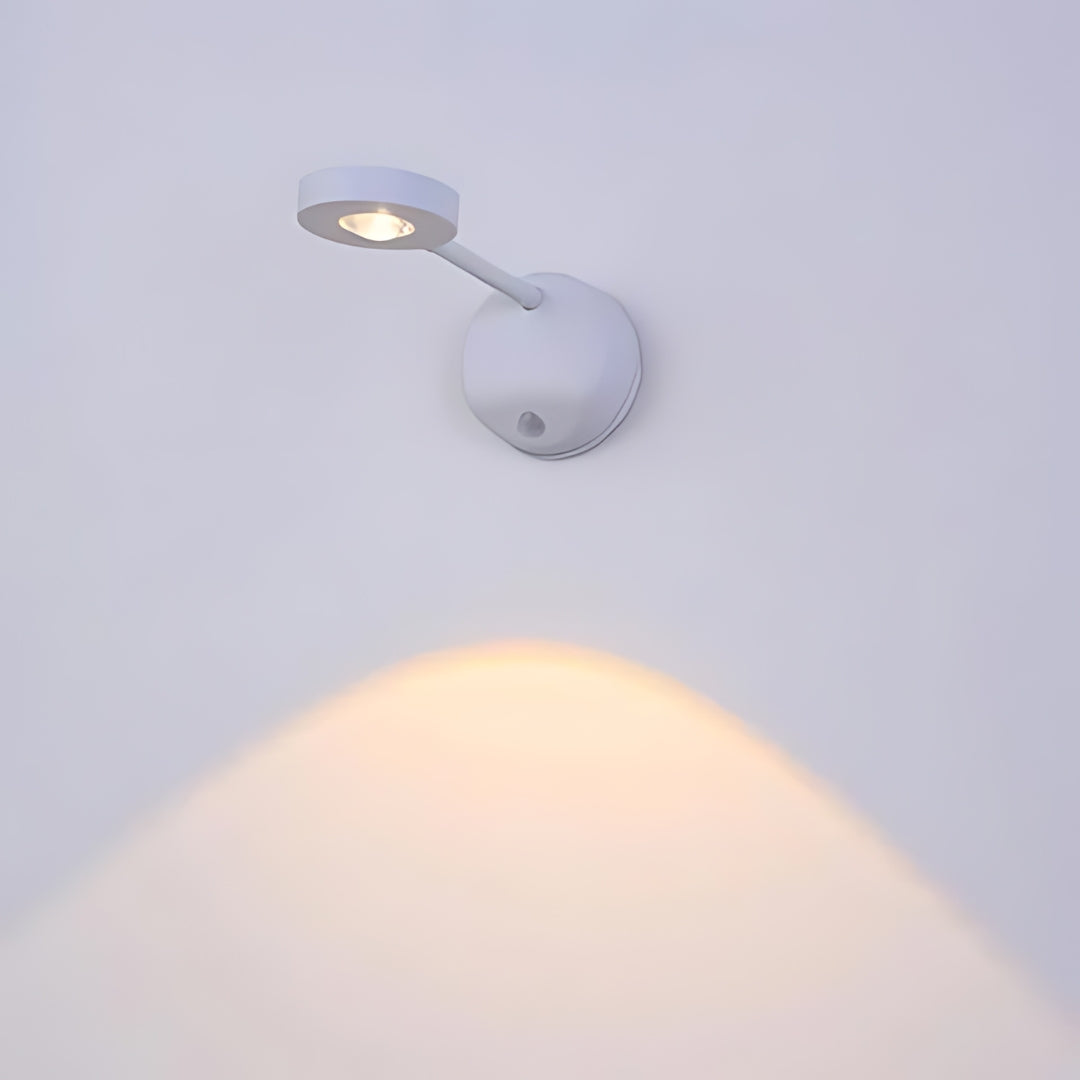 LED Spot Spark360 mit Bewegungssensor, dimmbar und über Fernbedienung steuerbar, perfekt für Flur und Ambiente.