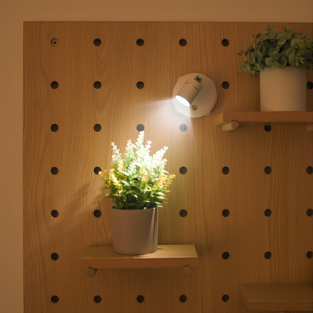 Drahtloser LED-Spotlight LumaSpot für akzentuierte Innenbeleuchtung, dimmbar und vielseitig einsetzbar.