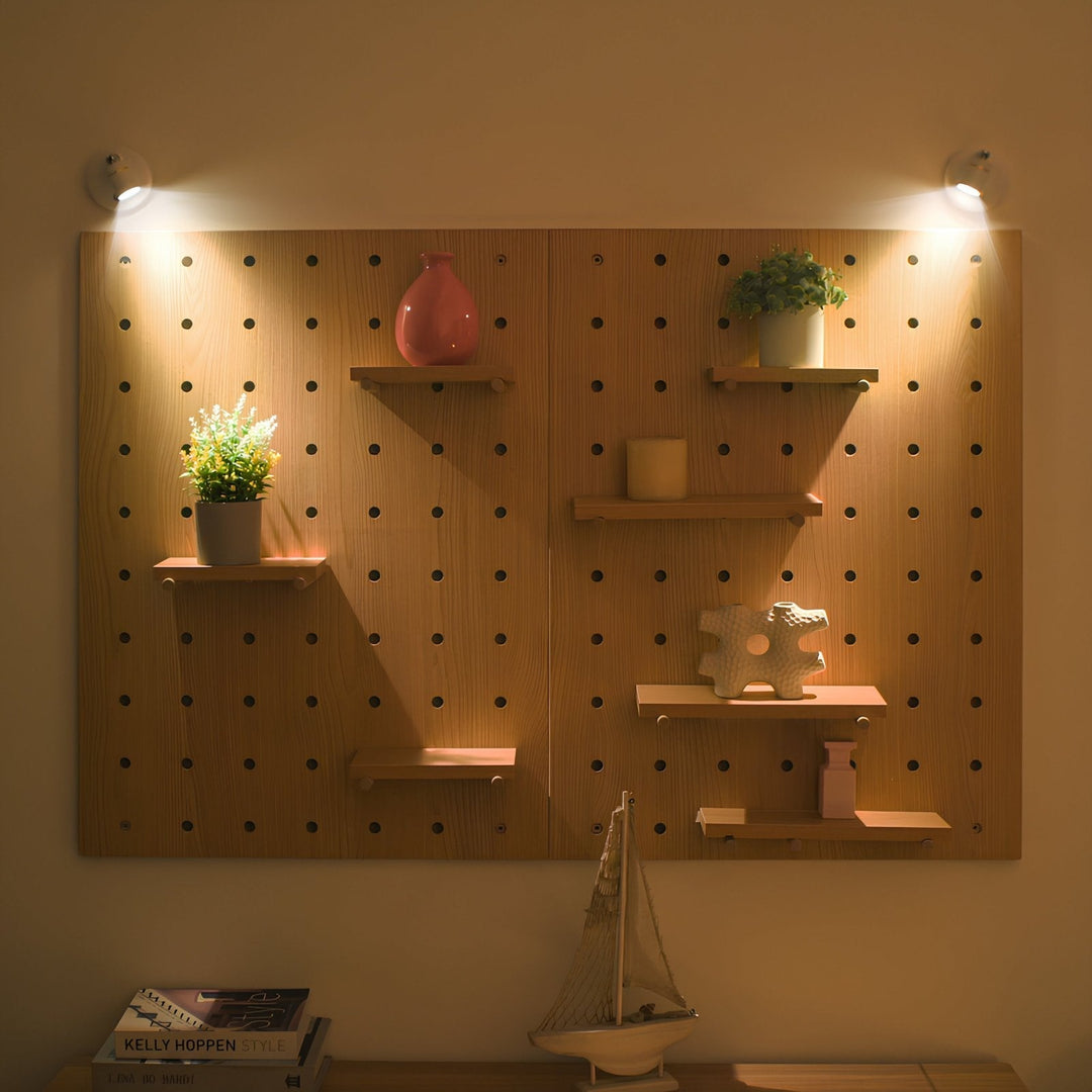 Kabelloser LumaSpot LED-Akzentlicht, batteriebetrieben, ideal für flexibles Wohnzimmer-Ambiente und Dekoration.