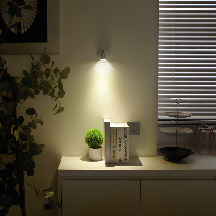 Dimmbarer LED-Spotlight LumaSpot, USB aufladbar & fernbedienbar, perfekte Innenleuchte für Ihr Zuhause.