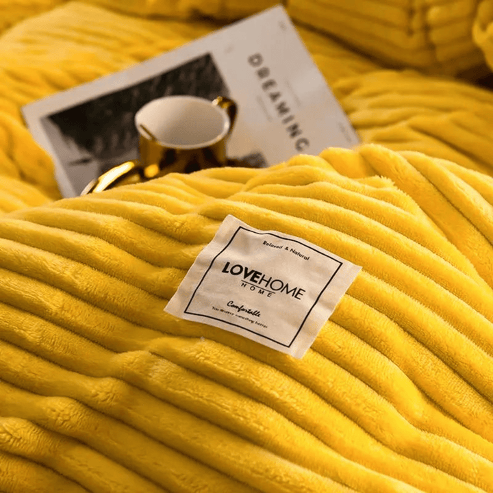 DreamFleece Kuscheldecke: Weiche Fleece-Decke für ultimative Wärme & Gemütlichkeit im Wohnzimmer.