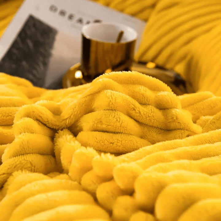 Hochwertige DreamFleece Decke aus pflegeleichtem Polyester, ideal für Schlafzimmer & Entspannung.
