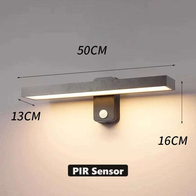 Elegante drehbare LED Wandleuchte für außen, IP65, warmweißes Licht, mit Bewegungssensor am Haus.
