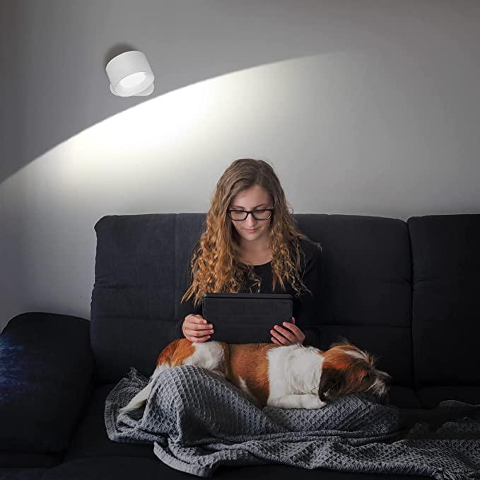 Elegante drehbare LED Wandleuchte für Wohnzimmer & Schlafzimmer, schafft warmes, anpassbares Licht.