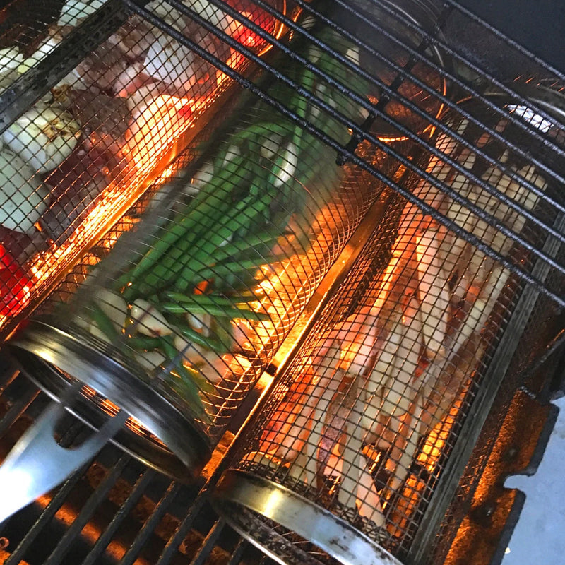 Edelstahl Grillkorb, drehbar, ideal für eine gleichmäßige Bräunung von Grillgut ohne Anhaften.