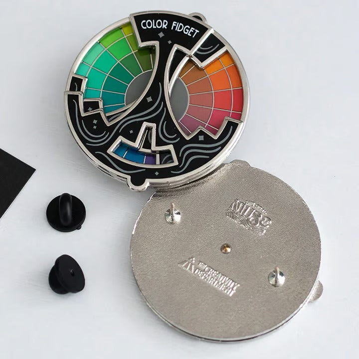 Kreativer Fidget Pin, drehbar, mit lebendigem Farbenlehre-Muster. Perfektes Accessoire für Designliebhaber & Stressabbau.