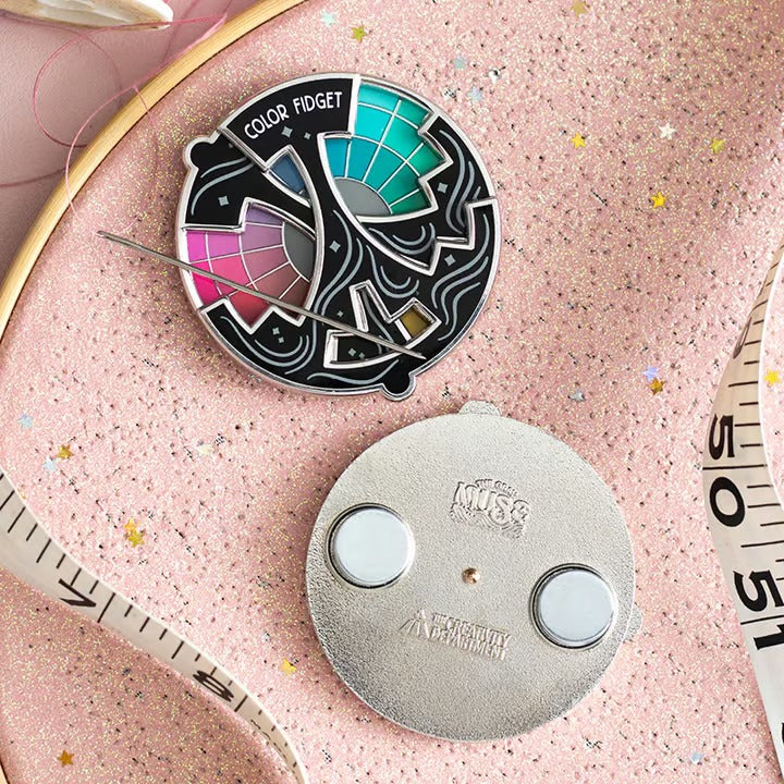Vielseitiger drehbarer Fidget Pin als Schmuck oder Accessoire. Farbenlehre-Emaille-Design für Kunstliebhaber.