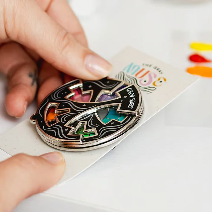 Origineller drehbarer Fidget Emaille-Anstecker mit Farbenlehre. Ideales Geschenk für Kreative und zum Stressabbau.