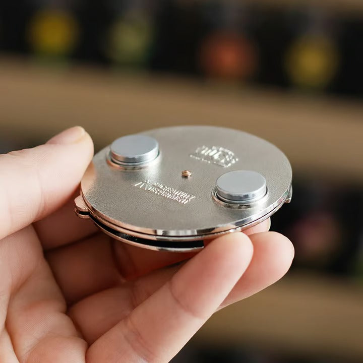 Exklusiver drehbarer Fidget Pin, Emaille-Anstecker mit abstraktem Farbenlehre-Design. Ein Must-have Sammlerstück.