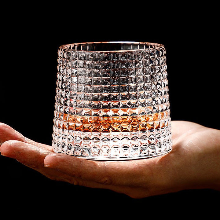 Modernes drehendes Whiskeyglas: Ideal für Spirituosen, ein edles Geschenk für Kenner.