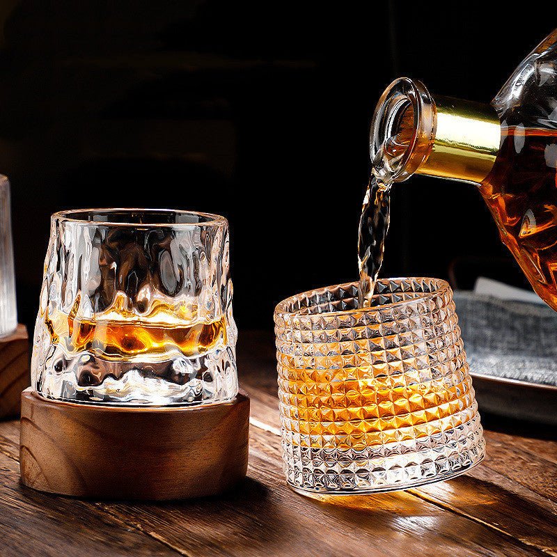 Hochwertiges Kristallglas: Drehbares Whiskeyglas für anspruchsvollen Genuss von Scotch.