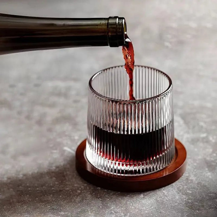 Barzubehör: Edles drehendes Whiskeyglas, perfekt für Bourbon, modernes Glaswaren Design.