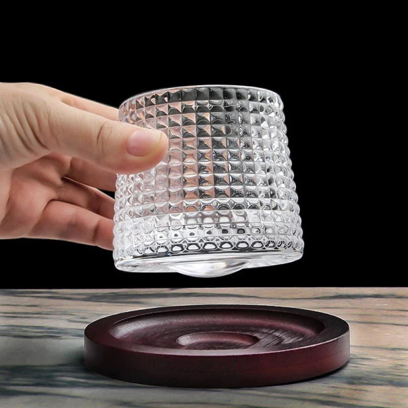 Geschenkidee für Kenner: Drehbares Whiskeyglas aus Kristall, stilvoller Genuss von Spirituosen.