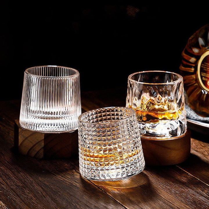 Elegantes drehendes Whiskeyglas: Kristallglas für einzigartigen Genuss von Bourbon & Scotch.