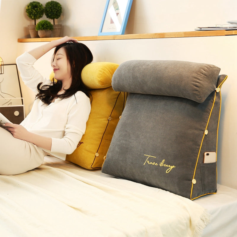 Dreieckiges Rückenstützkissen für optimale Haltung und Komfort beim Sitzen oder Lesen im Bett.