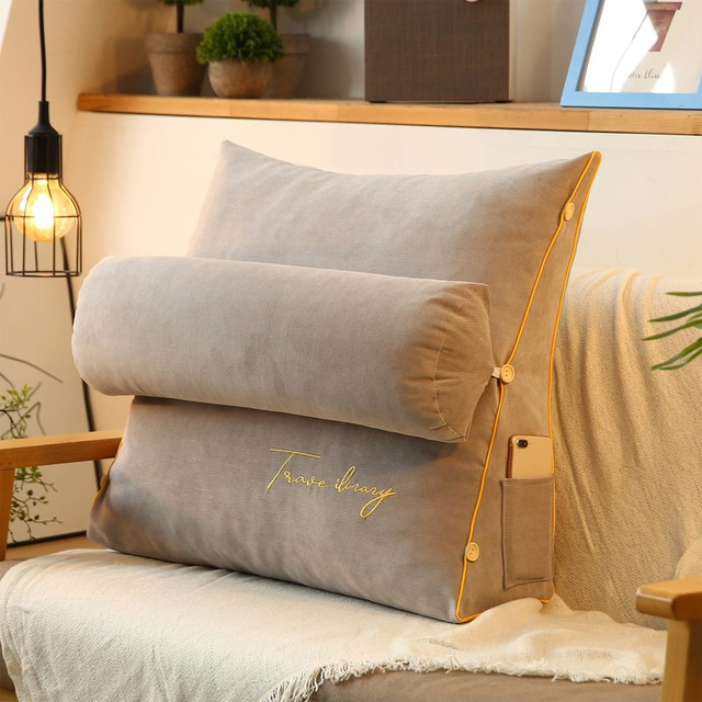 Dreieckiges Rückenstützkissen mit waschbarem Bezug, fördert ergonomische Haltung im Schlafzimmer.