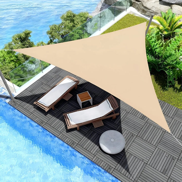 Dreieckiges Sonnensegel für Terrasse & Garten. UV-Schutz, wasserabweisend, spendet kühlen Schatten.
