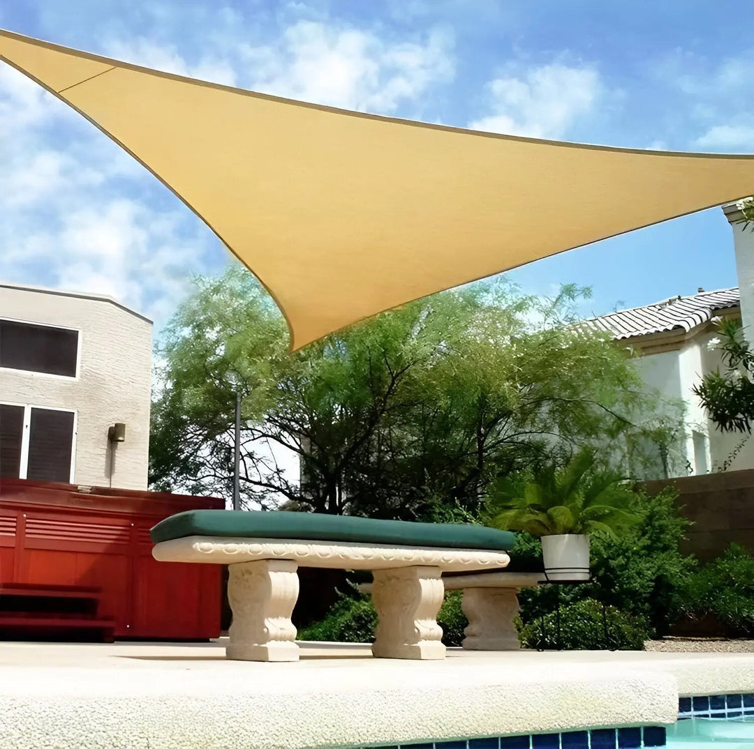 Polyester Sonnensegel, dreieckig, wasserabweisend. Bietet UV-Schutz und Schatten für den Outdoor-Bereich.