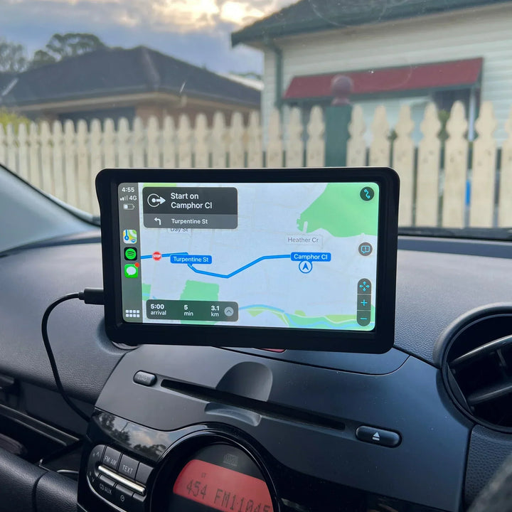 Benutzerfreundlicher DrivePlay Pro 2+ Touchscreen für schnelle Steuerung von Navigation und Medien im Auto.